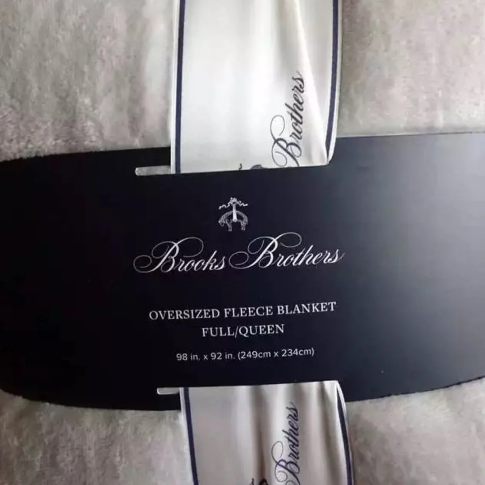 Brooks Brothers Light Grey 98 x 92” Logo Badge Full/Queen Plush Blanket NWT - Picture 4 of 5